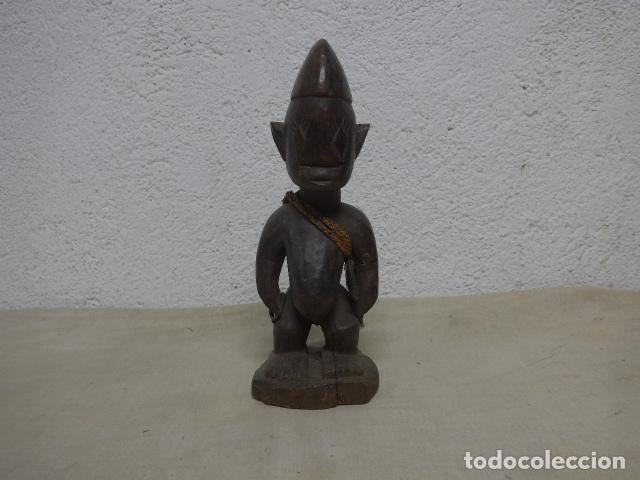 Arte: Antigua escultura figura de madera tallada de un Ibeji de Nigeria