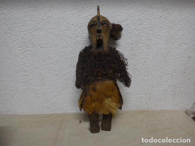 Arte: Antigua escultura figura de madera tallada de los Songye del Congo