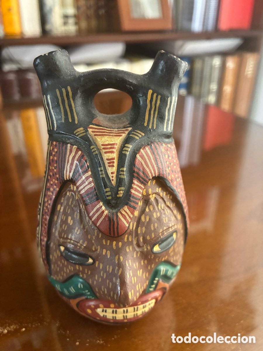Arte: Vasija cer&aacute;mica precolombina estilo Moche &mdash; rostro felino, asa estribo, policrom&iacute;a ritual