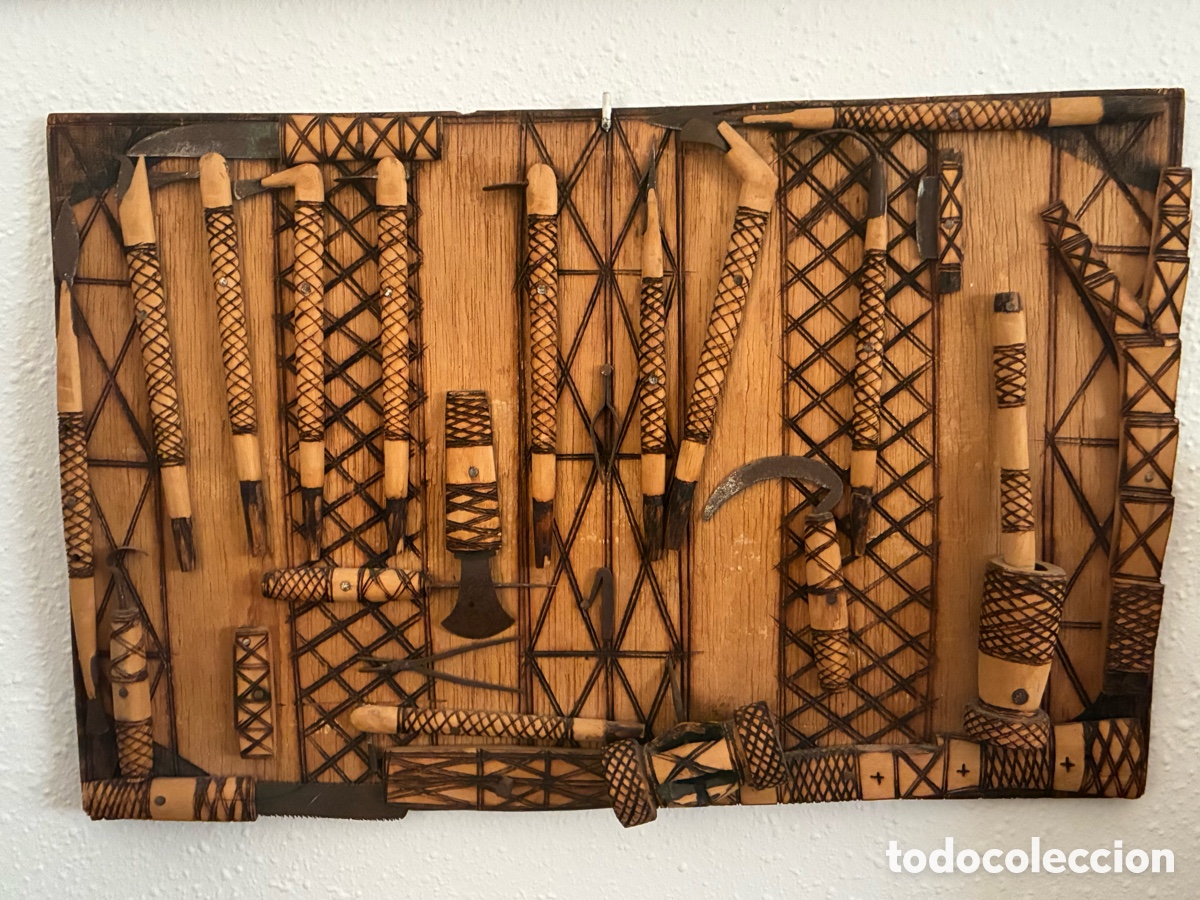 Arte: Panel decorativo etnogr&aacute;fico africano con miniaturas de herramientas, madera y cuerda
