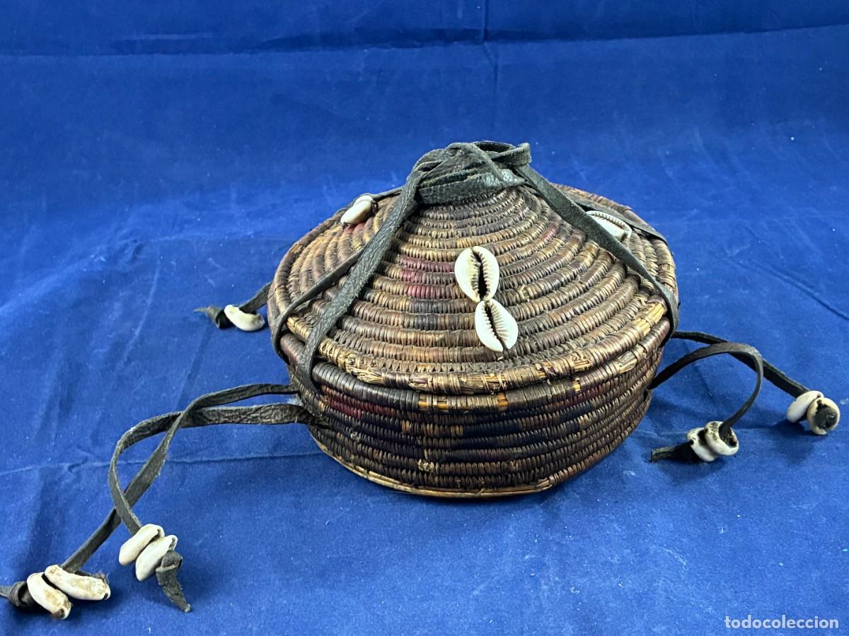 Arte: Cesta africana antigua c.1950 mimbre cuero caur&iacute;es buen estado