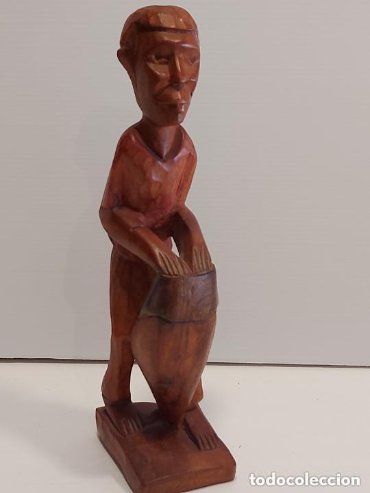 Arte: TALLA DE MADERA | HOMBRE TOCANDO TAMBOR | KENIA | 24 CM | ARTESAN&Iacute;A AFRICANA