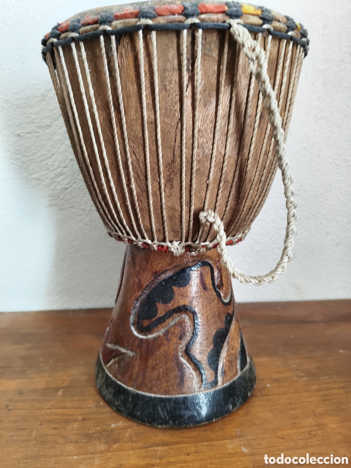 Arte: Tambor africano madera, cer&aacute;mica y cuero