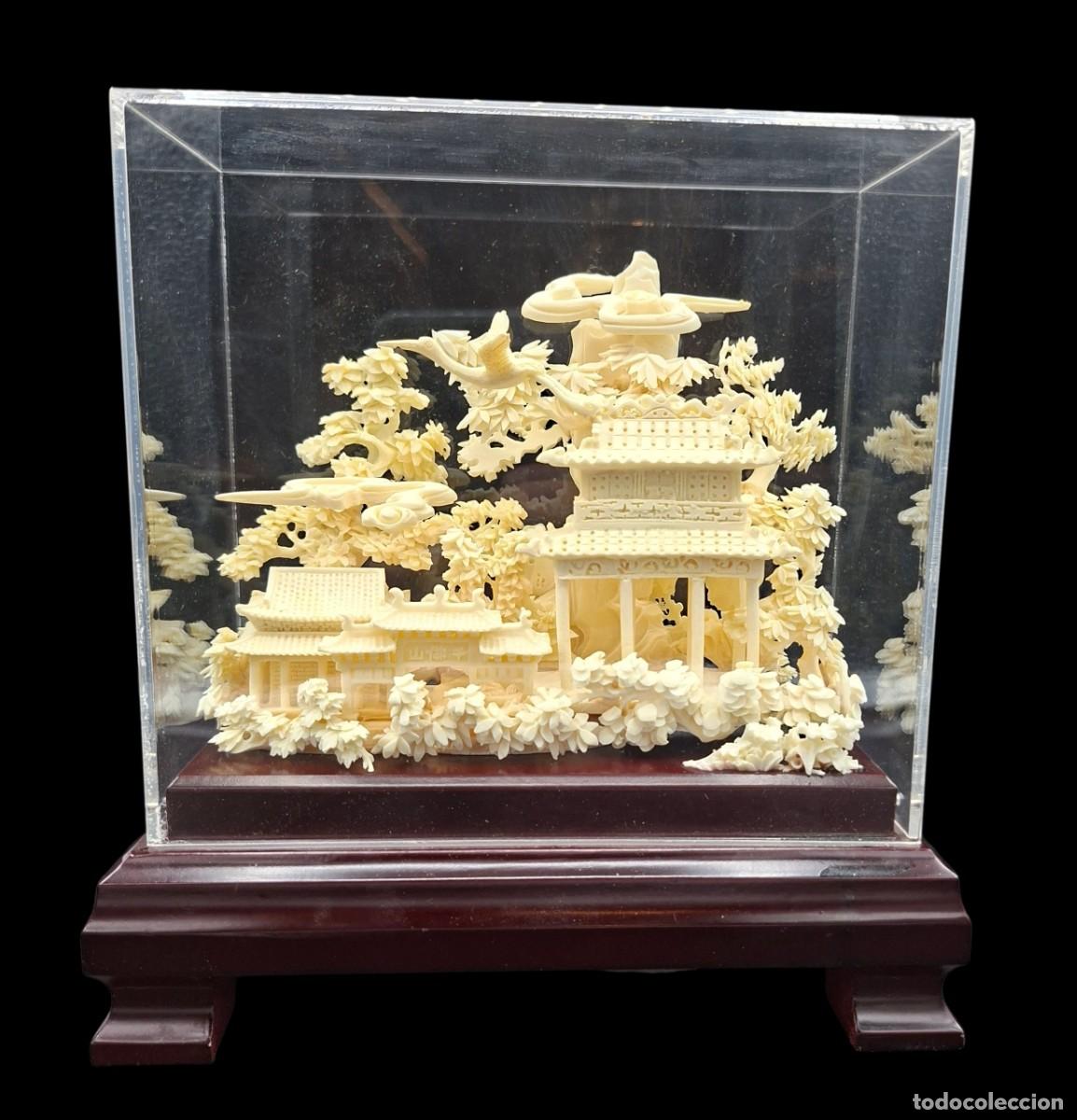 Arte: DIORAMA CHINO TALLADO EN HUESO CON ESCENA COSTUMBRISTA EN URNA DE CRISTAL