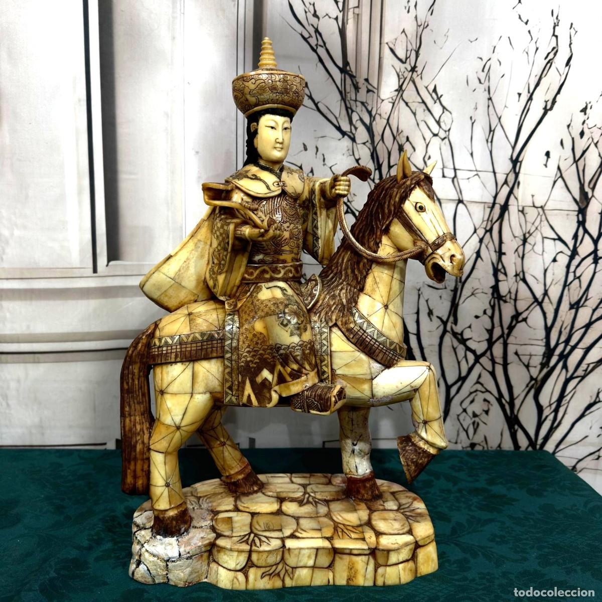 Arte: Escultura representa a un guerrero o dignatario chino a caballo, tallada en hueso.