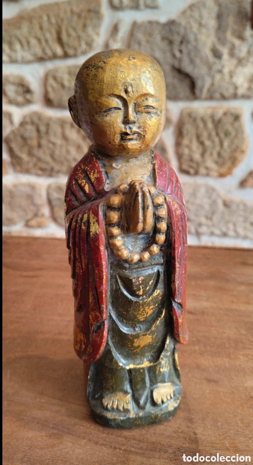Arte: Figura antigua de monje budista en madera tallada y dorada