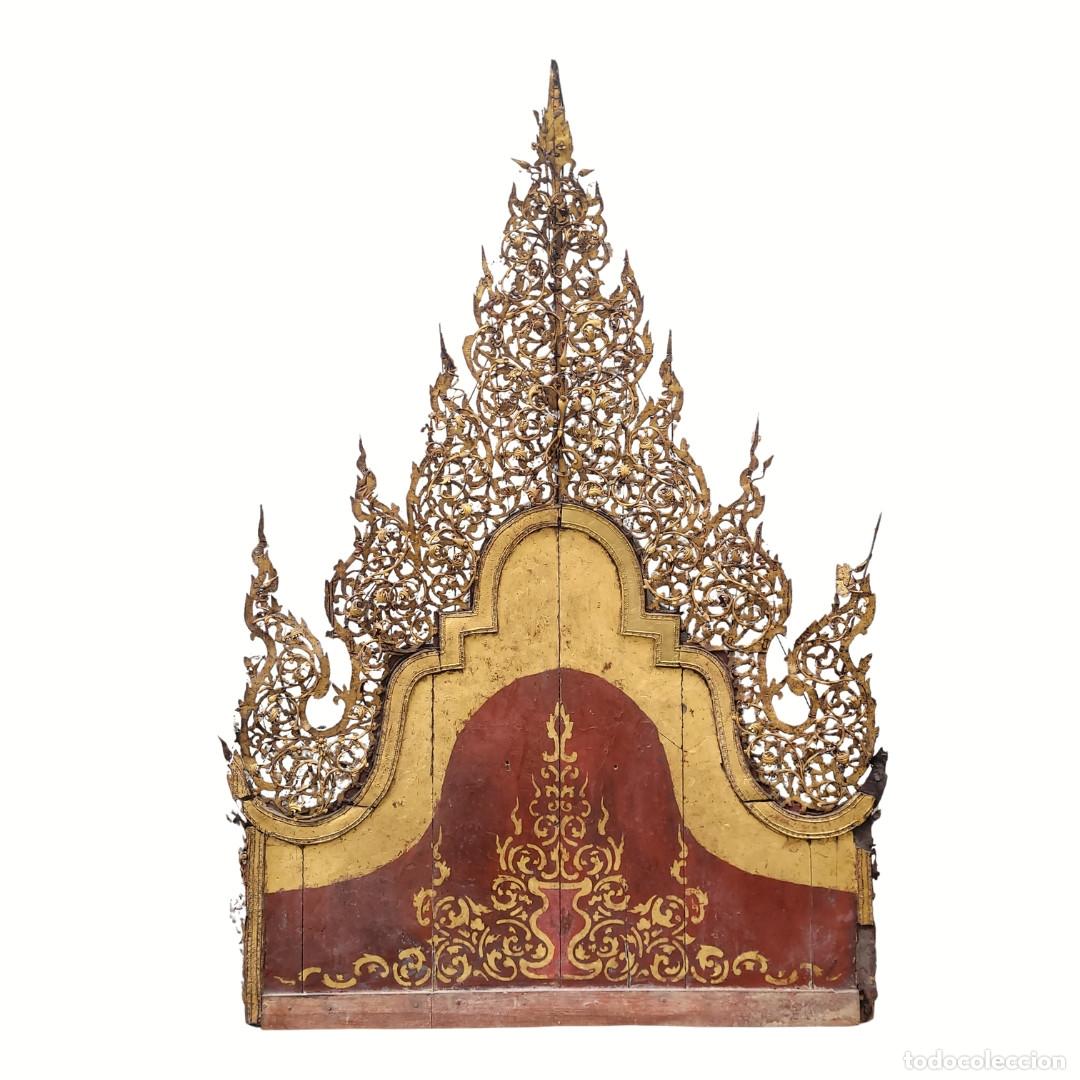 Arte: Antiguo altar birmano, madera dorada y lacada y trabajo en metal, circa 1790 - Birmania