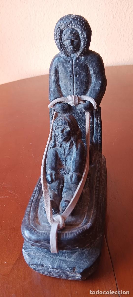 Arte: FIGURA INUIT EN UN TRINEO HECHA EN ESTEATITA DE FABRICACI&Oacute;N CANADIENSE
