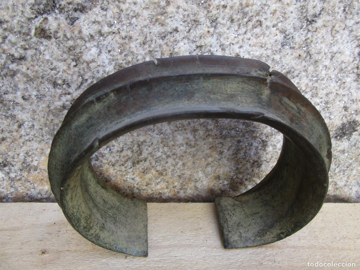 Arte: Torque &eacute;tnico africano en bronce - Golfo Guinea - 1.069gr - 17x13x6cm, excelente conservaci&oacute;n.