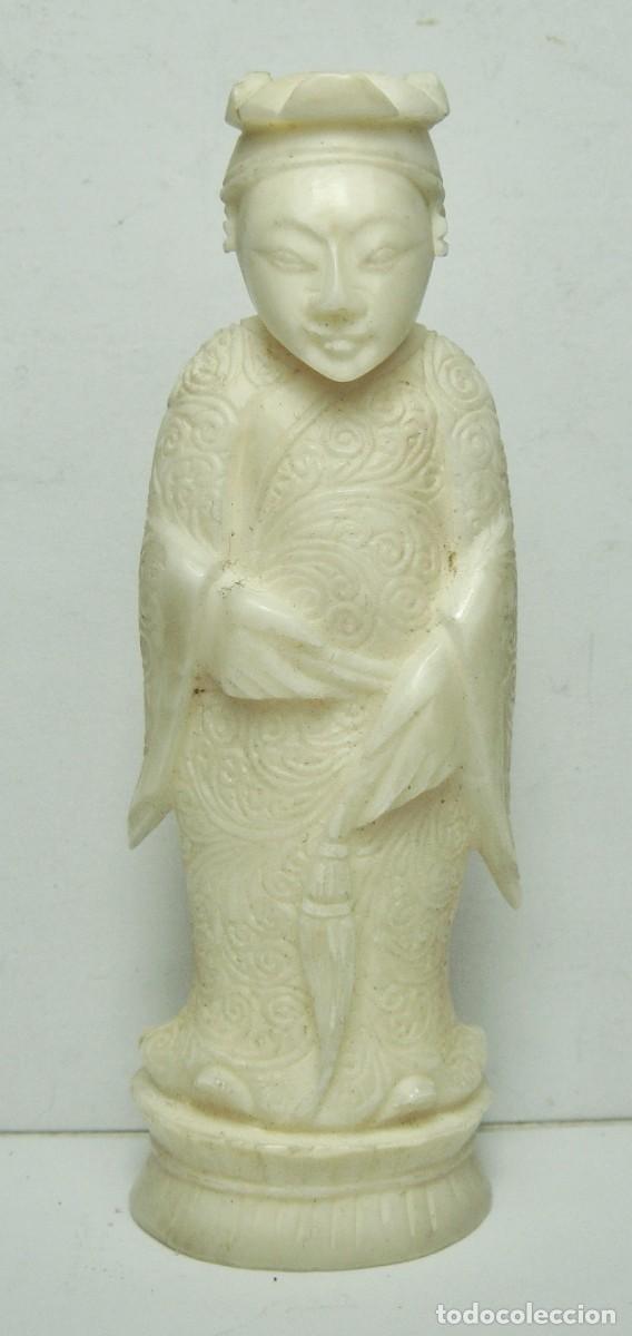 Arte: Figura china de ajedrez &middot; Hueso tallado &middot; Reina o Mandar&iacute;n (7,5 cm) &middot; ca. 1880-1900