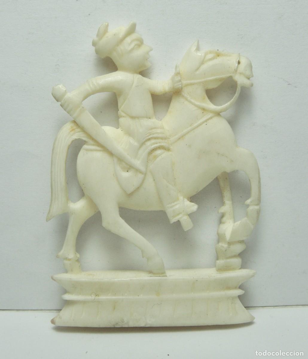 Arte: Figura china de ajedrez Xiangqi &middot; Hueso tallado &middot; Jinete oriental &middot; 6,5 cm &middot; ca. 1880&ndash;1900