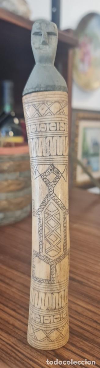 Arte: Recipiente antiguo de madera y hueso para cal de nuez de betel