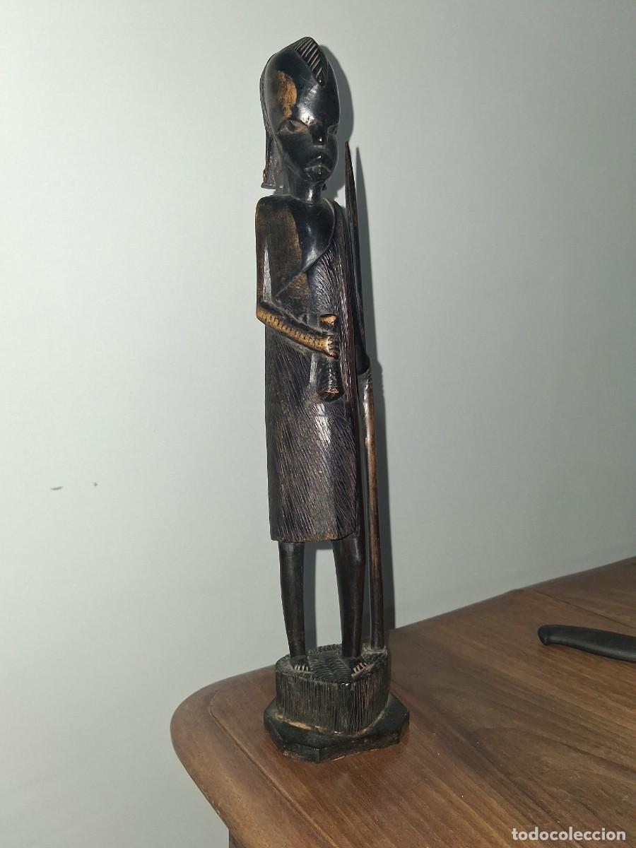 Arte: Figura de madera &eacute;bano Makonde en Tanzania o Kenia guerrero