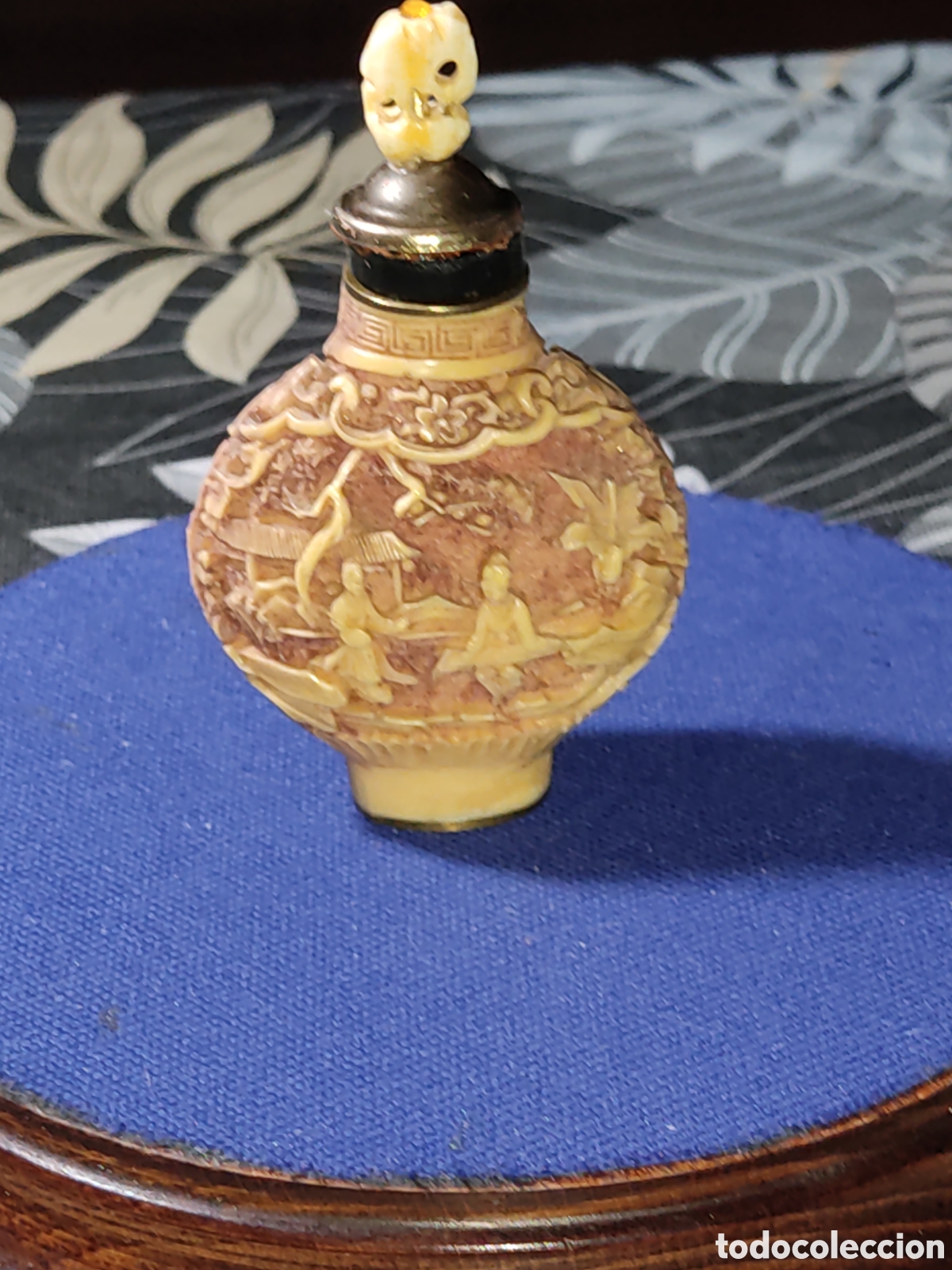 Arte: Snuff & perfumero oriental tallado en cinabrio,laca Beige.Sellado.