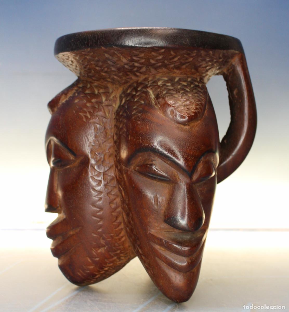 Arte: Artesan&iacute;a &Aacute;frica: Talla de madera de tres cabezas unidas.