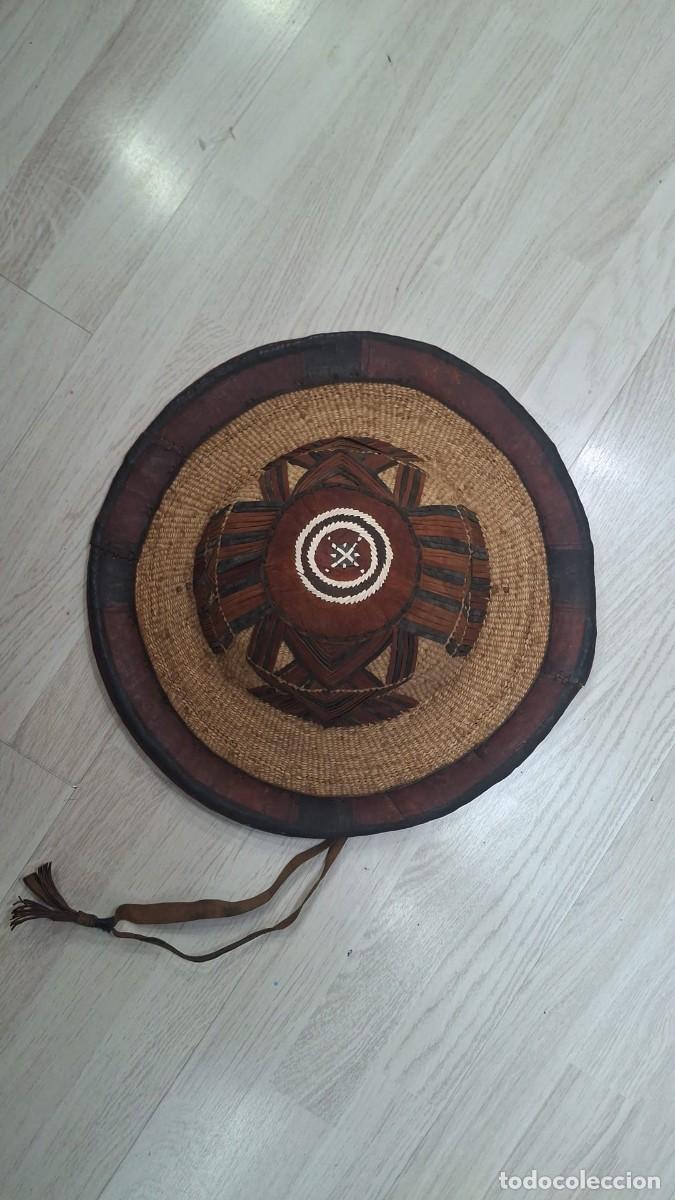 Arte: Aut&eacute;ntico sombrero c&oacute;nico tradicional Fulani, confeccionado completamente a mano por artesanos de &Aacute;f