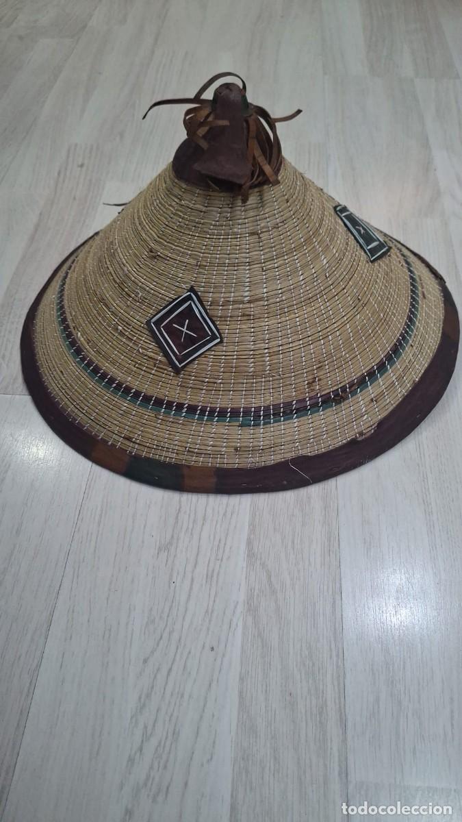 Arte: Aut&eacute;ntico sombrero c&oacute;nico Fulani (Peul), elaborado de manera completamente artesanal en &Aacute;frica Occid
