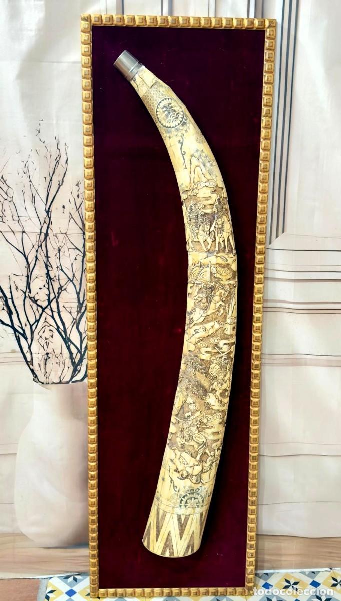 Arte: Colmillo tallado en placas de hueso estilo scrimshaw