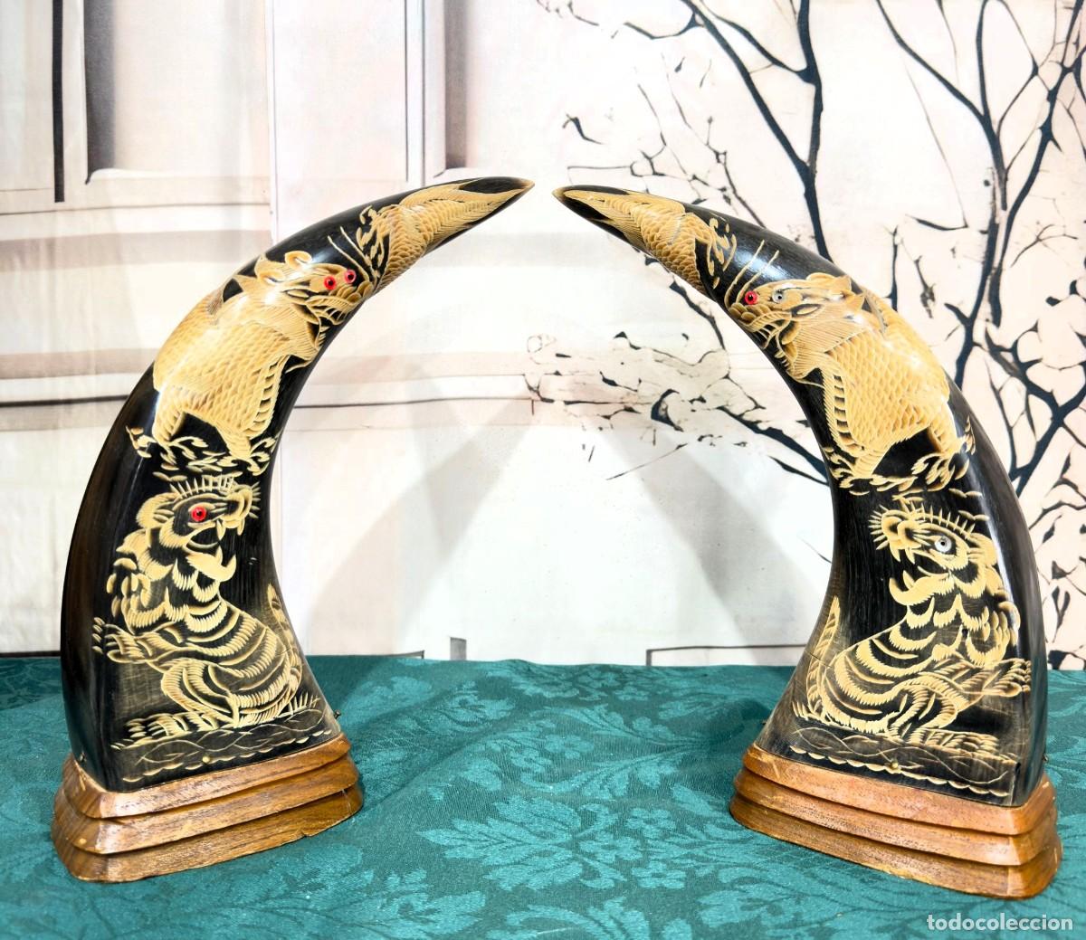 Arte: Par de cuernos de b&uacute;falo chinos antiguos decorados a mano con dragones.