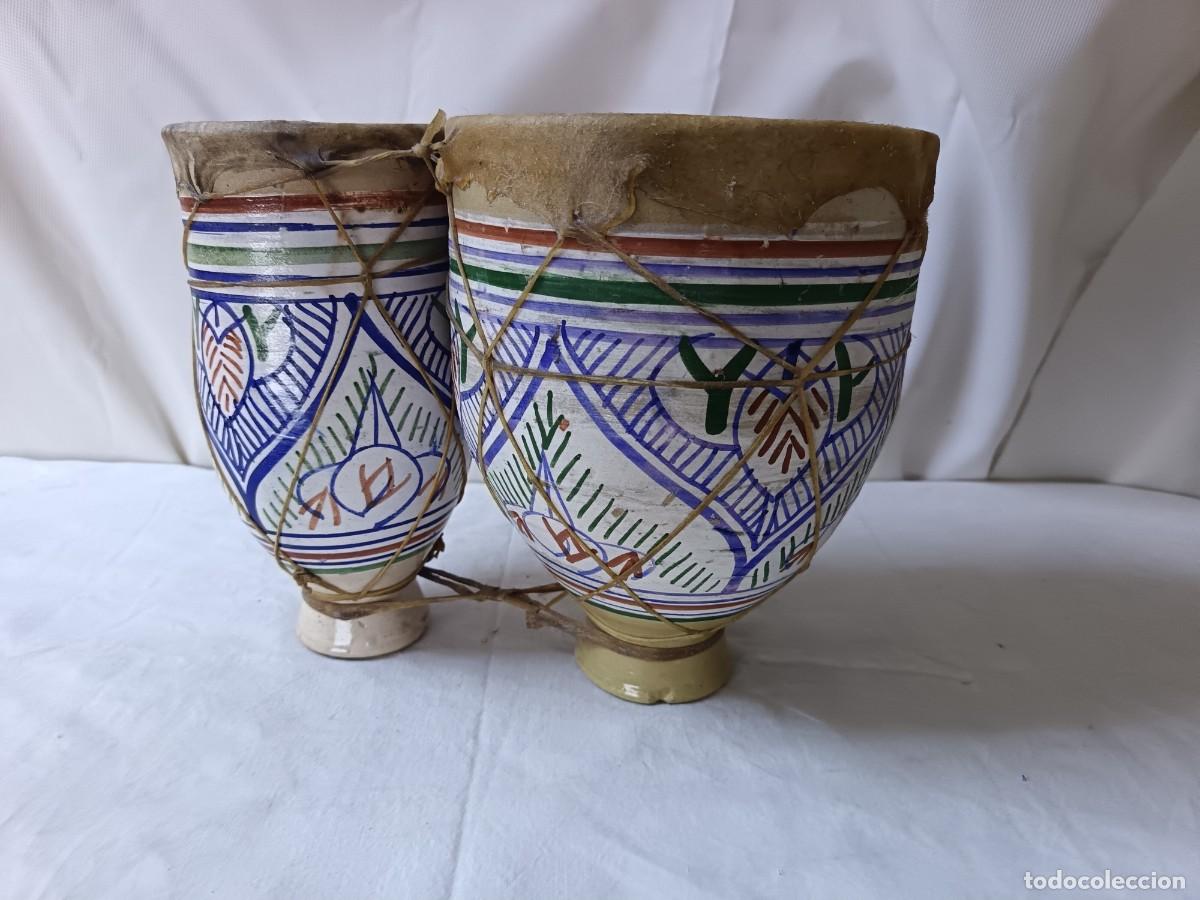 Art: 2 Timbales adosados, cer&aacute;mica pintada a mano y piel de cabra o similar