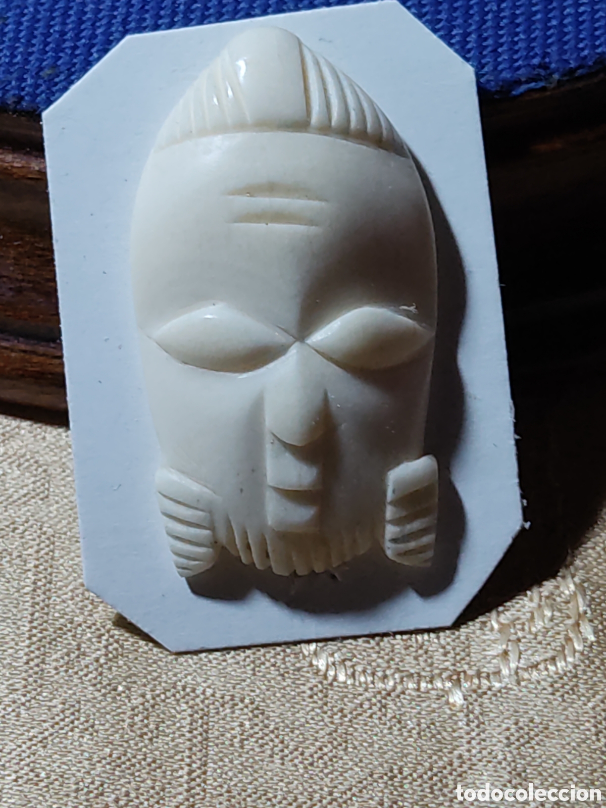 Arte: Antiguo Broche &eacute;tnico africano,cara tallada en hueso.