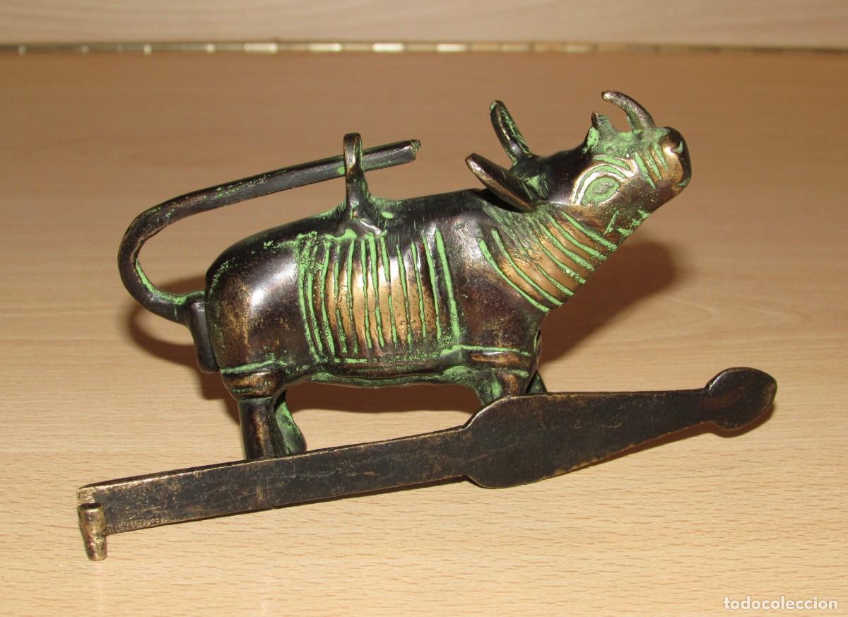 Arte: Candado grande animal zoomorfo buey metal bronce hierro lat&oacute;n Nepal nepal&iacute; India oriental
