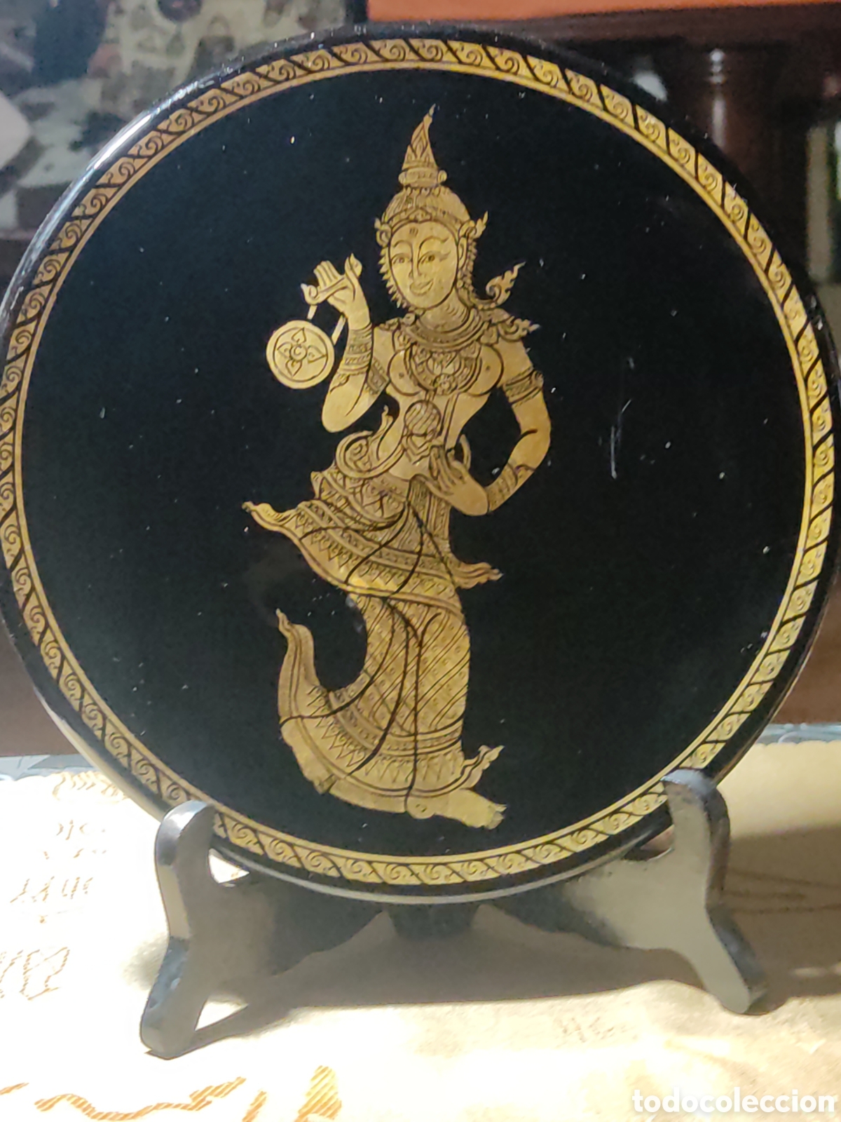 Arte: Antiguo plato de madera laca tailandesa y dorado,incluye tr&iacute;pode de madera.
