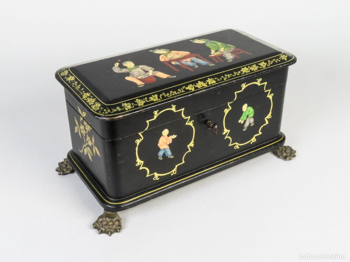 Arte: Caja de t&eacute; en madera lacada pintada y dorada China Dinast&iacute;a Qing finales del siglo XIX