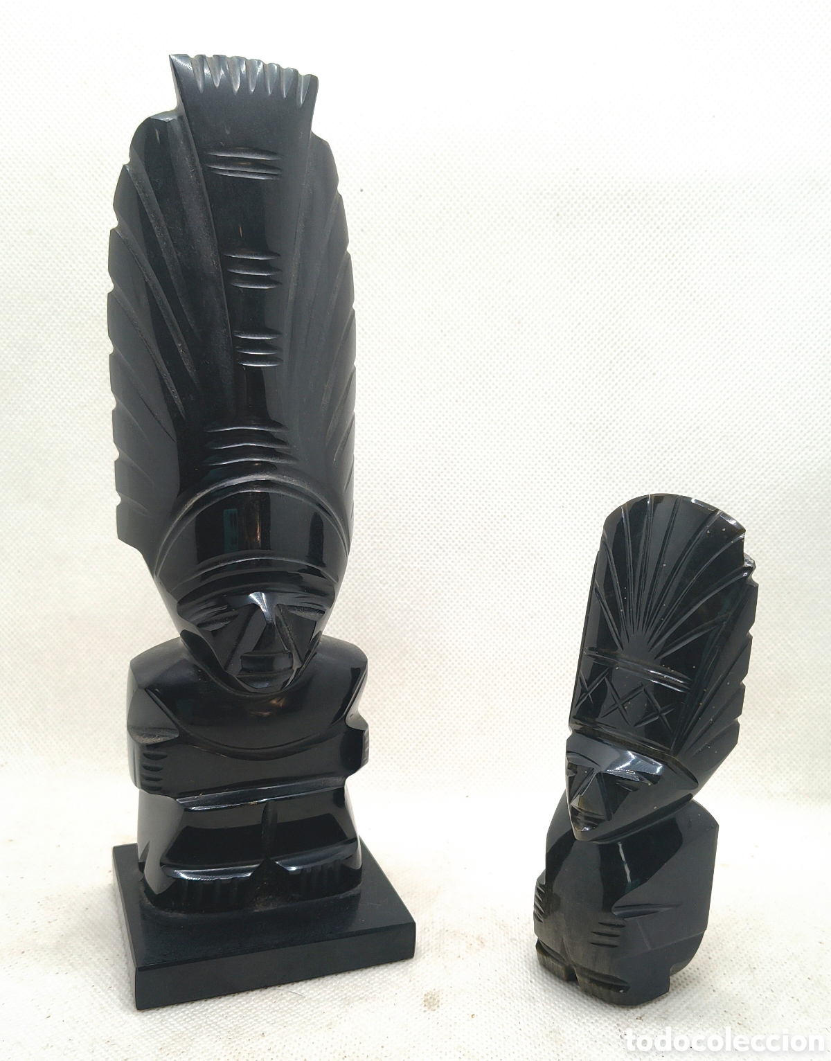 Arte: Pareja de figuras aztecas en obsidiana negra y obsidiana sol