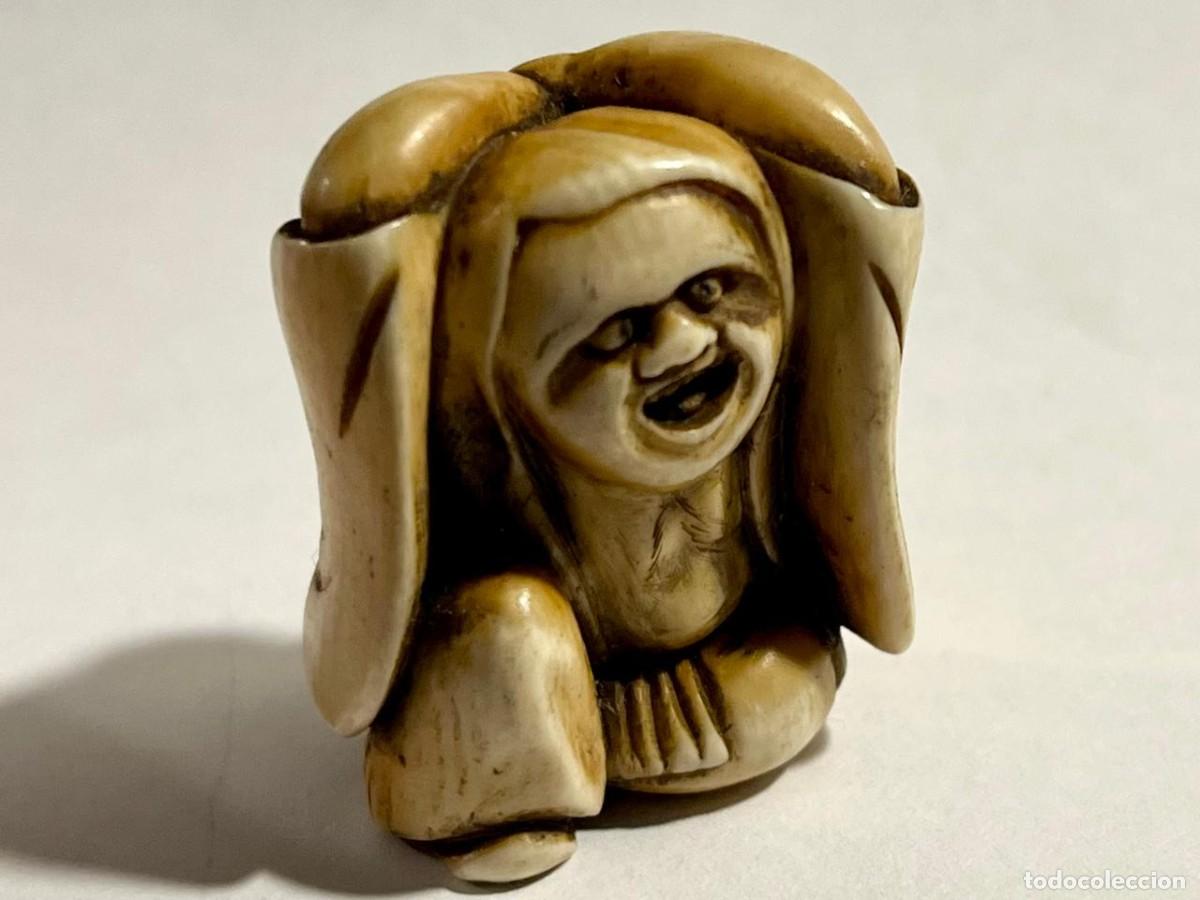 Arte: Antiguo Bot&oacute;n japon&eacute;s netsuke CI 1900 figura teatral sonriente. 14 cm base madera