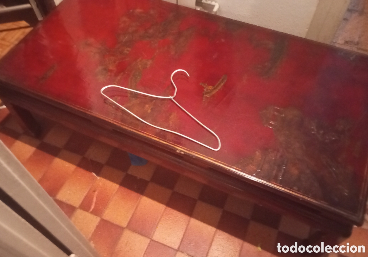 Arte: Mesa china baja lacada en rojo con detalles figuras