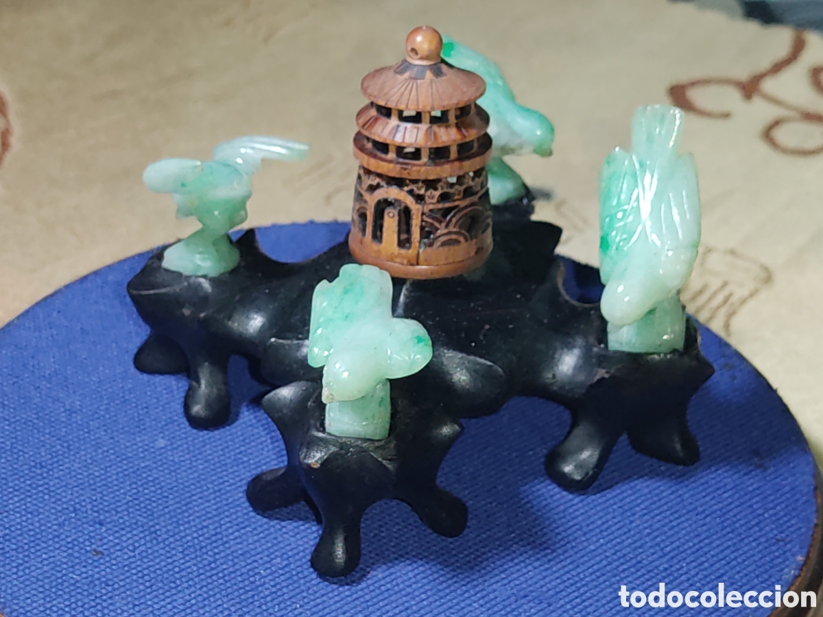 Arte: Figura oriental & palomas talladas en jade verde con pagoda o volador y peana de madera tallada.