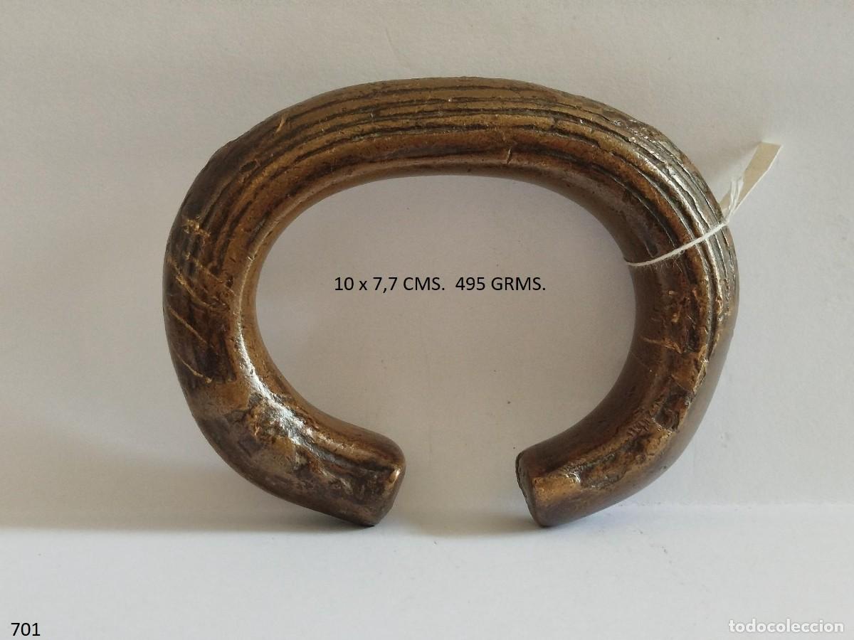 Arte: ARTE &Eacute;TNICO AFRICANO.BRAZALETE MONEDA INTERCAMBIO KAPSIKI. SARA, MOKOLO.CAMER&Uacute;N/CHAD. &Aacute;FRICA.