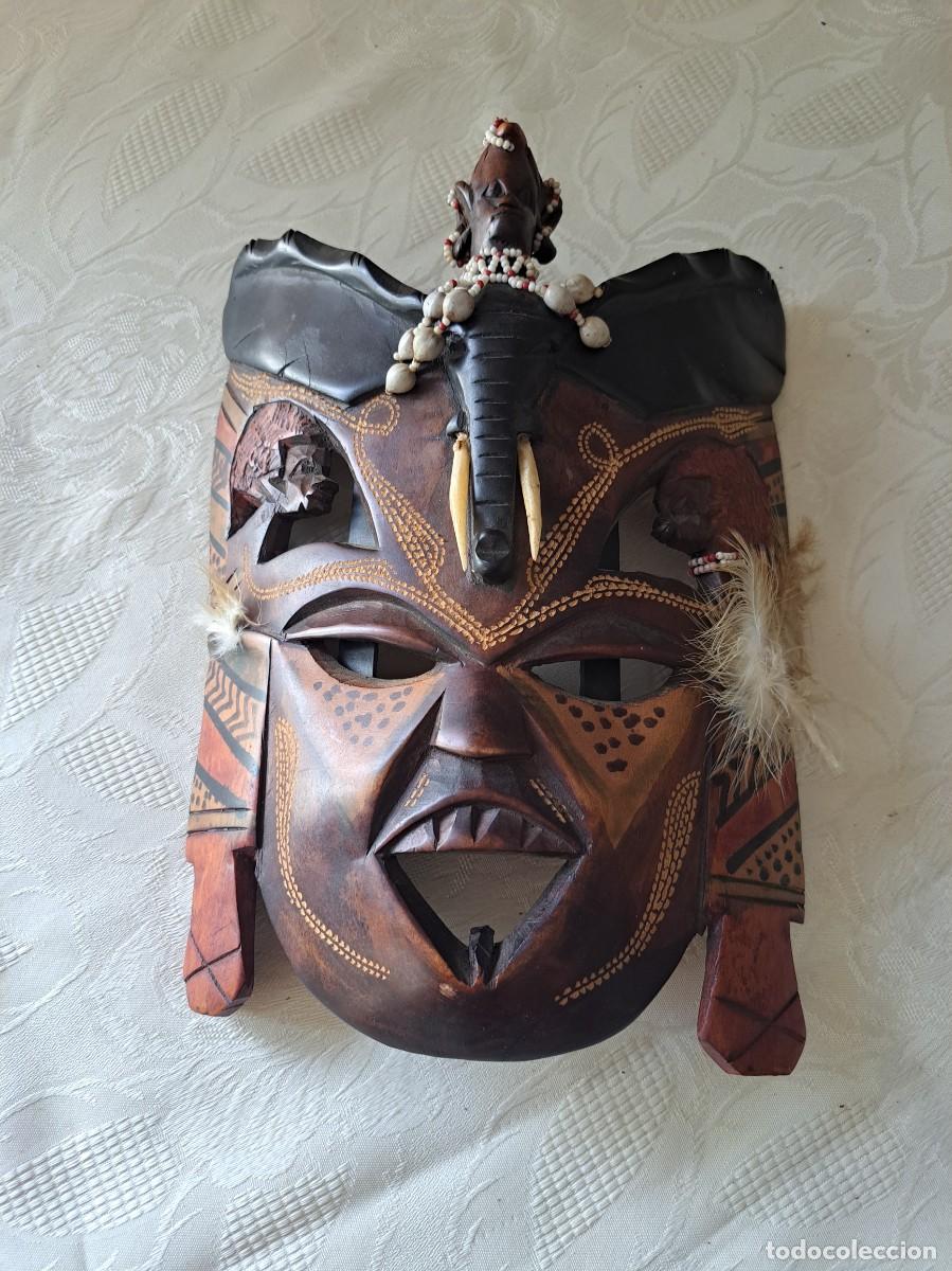 Arte: Mascara tribal africana, tallada en madera con colmillos de hueso.