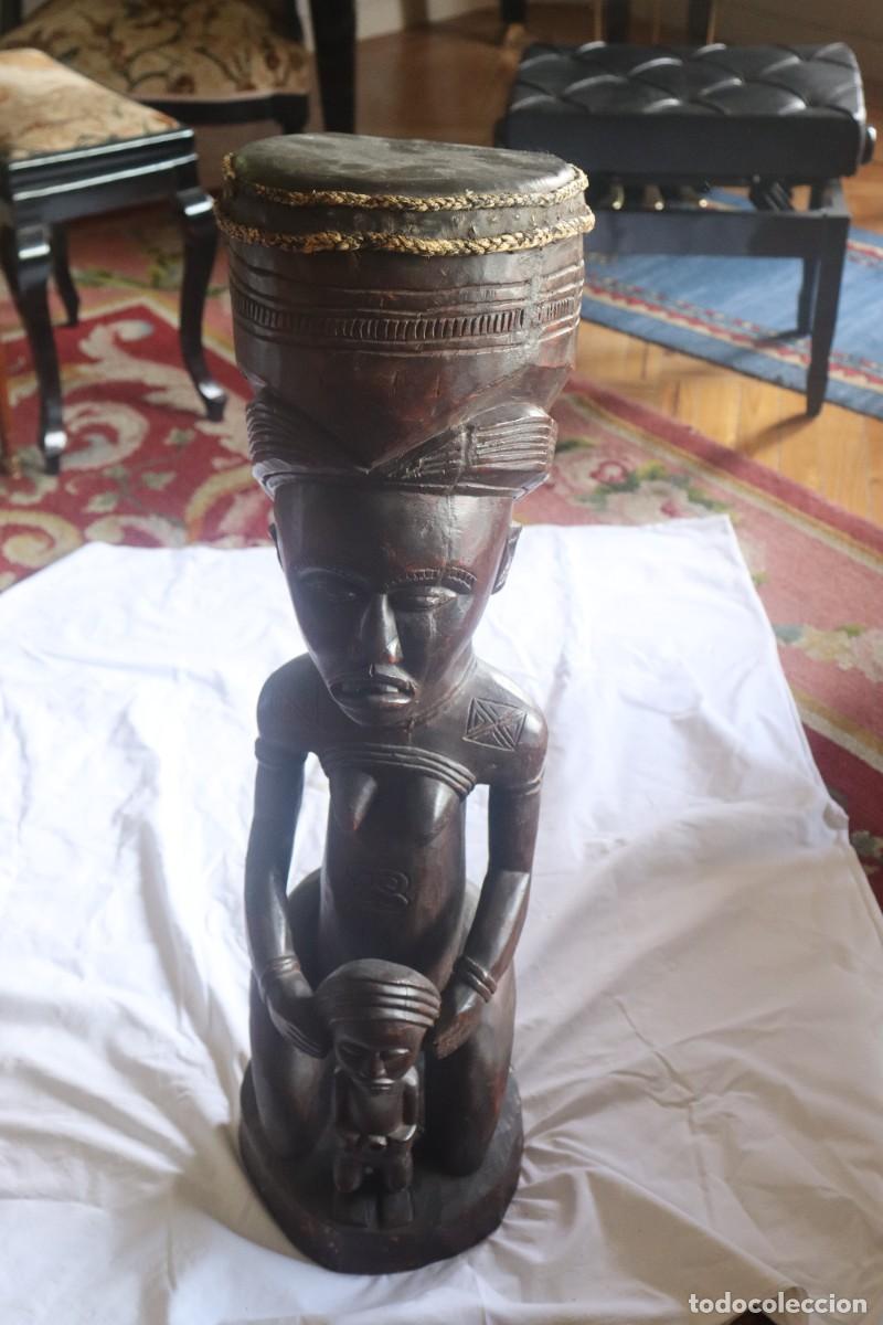 Arte: Tambor africano tallado a mano 100 cm