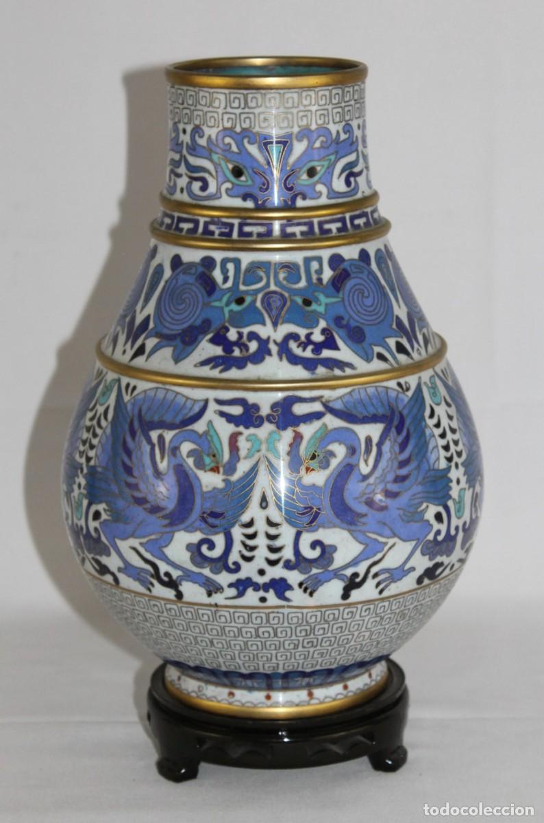 Arte: Jarr&oacute;n cloisonn&eacute; chino con aves f&eacute;nix. Base de madera. Siglo XX