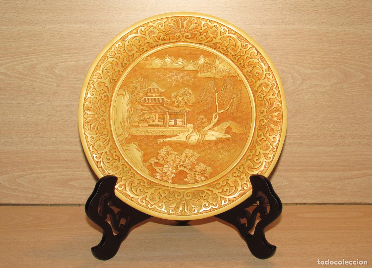 Art: Plato bandeja vintage oriental relieves jard&iacute;n pagoda vainilla amarillo China sello firma circa 1960