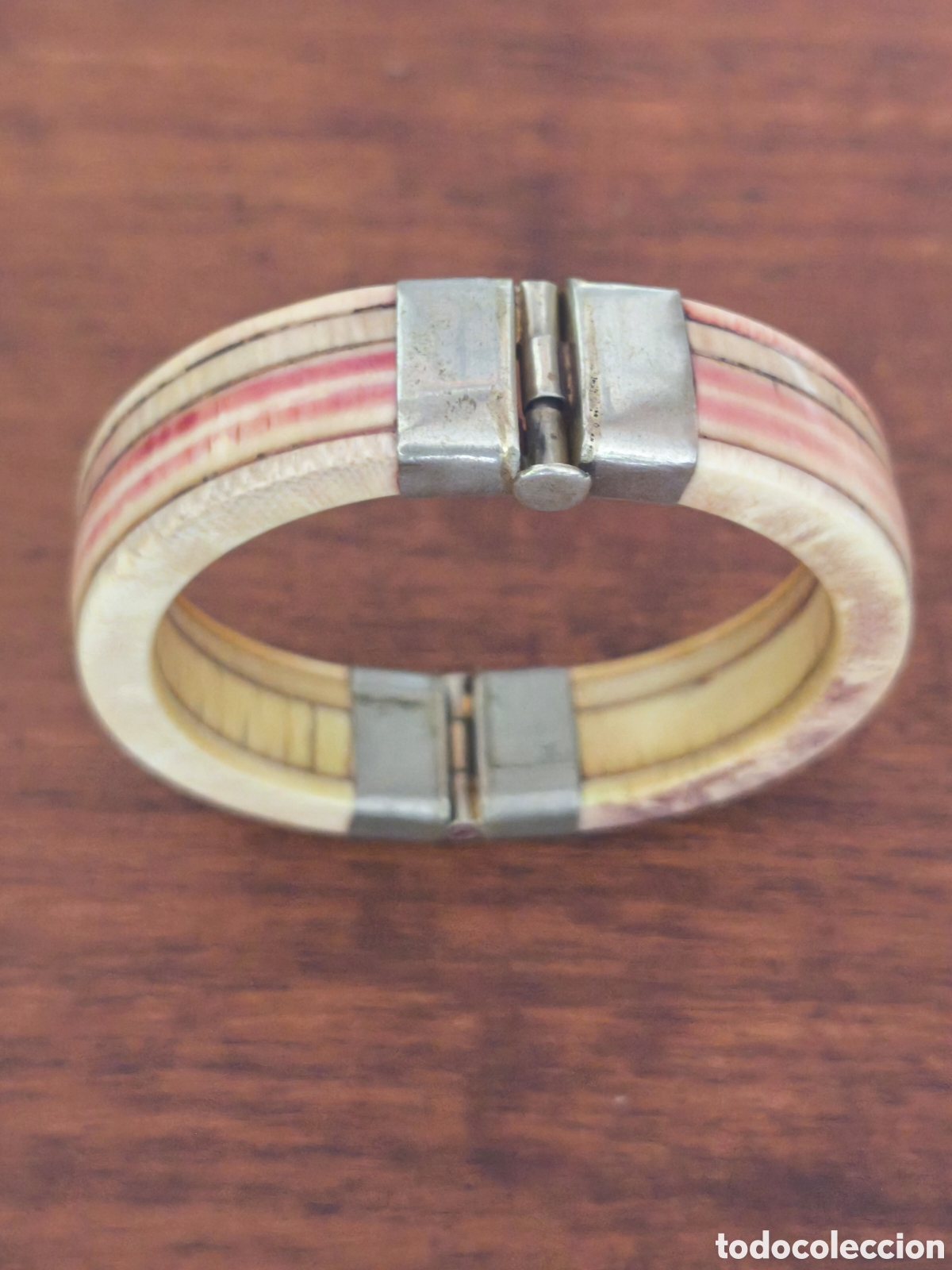 Arte: Antiguo brazalete de marfil
