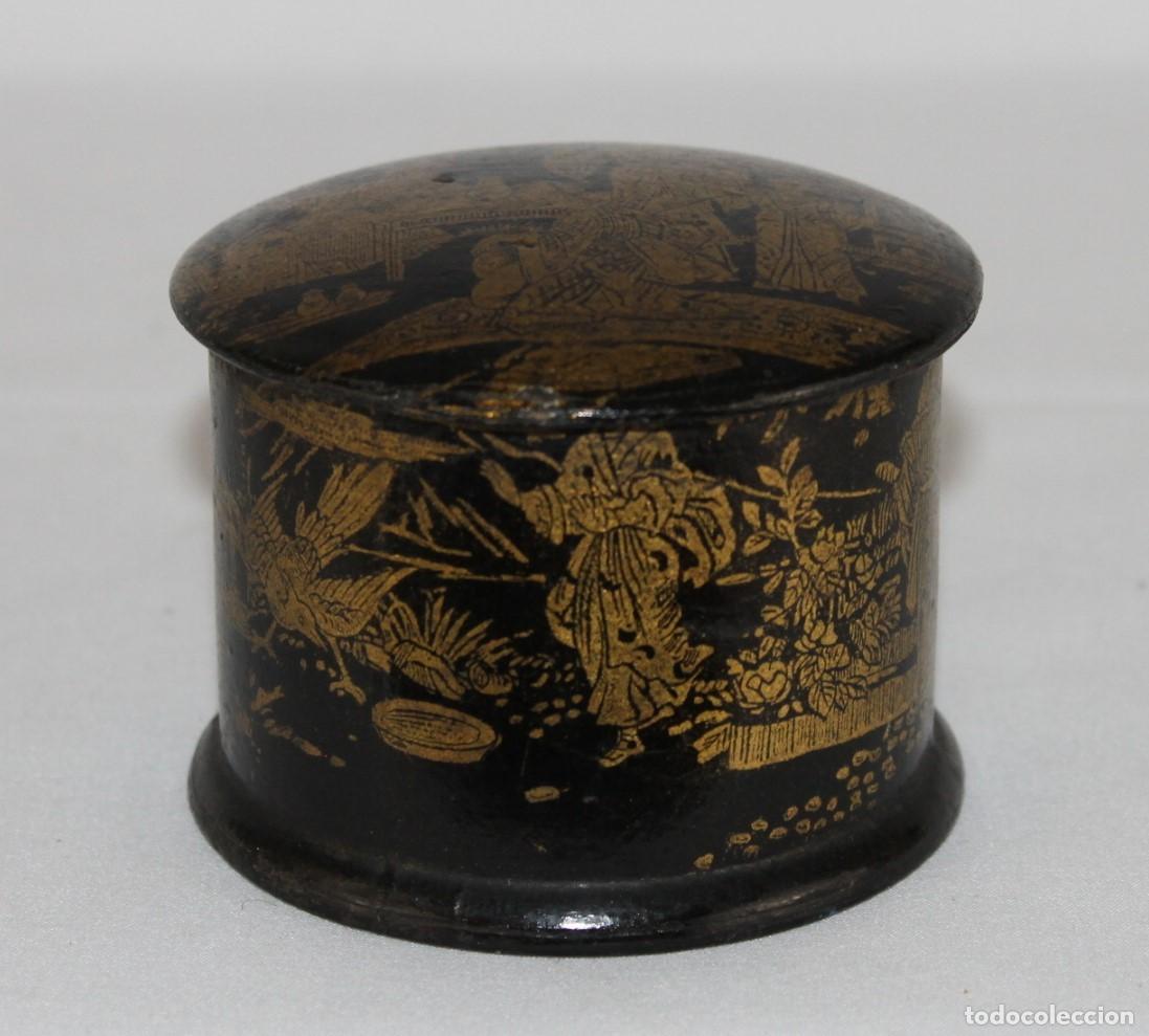 Arte: Caja china lacada de cart&oacute;n piedra con decoraci&oacute;n oriental dorada. Siglo XX