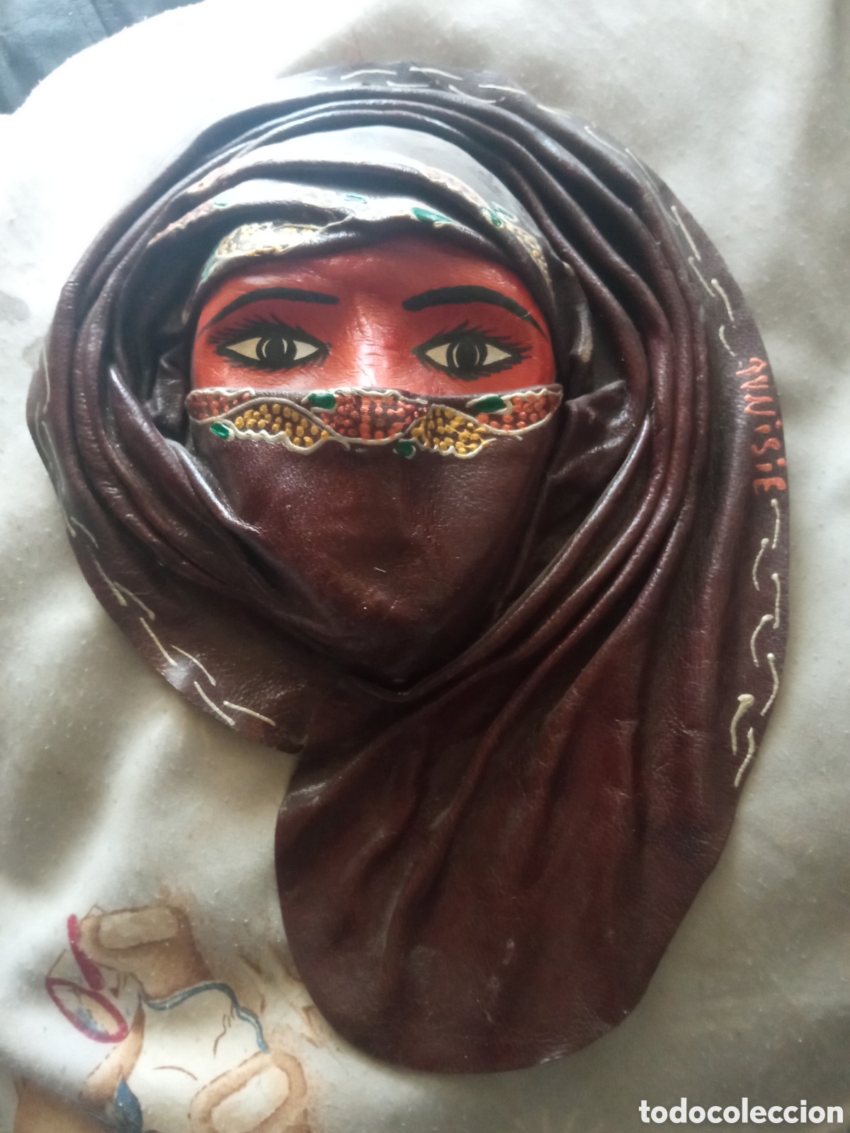 Arte: Preciosa mascara en cuero de Artesan&iacute;a &aacute;rabe, mide 26,7x19,5 cm