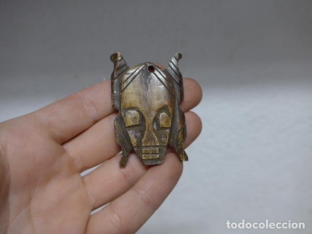 Arte: Antigua peque&ntilde;a mascara pasaporte africana, original de hueso tallado, Africa
