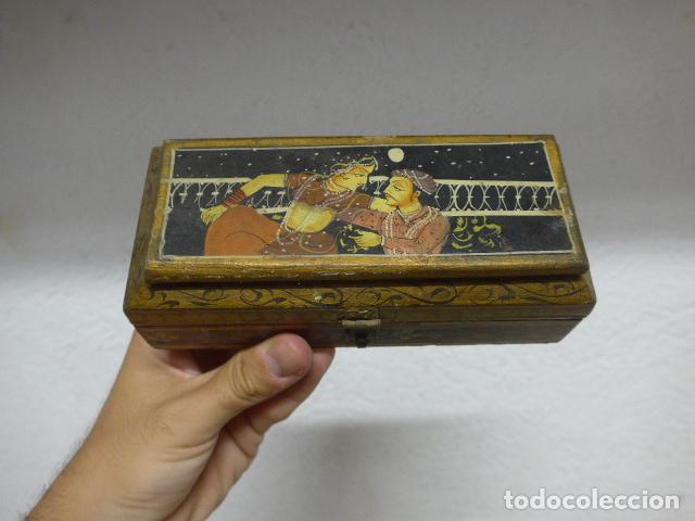 Arte: Antigua caja de madera de la India pintada a mano, hindu o hinduista, seguramente del Rajastan.