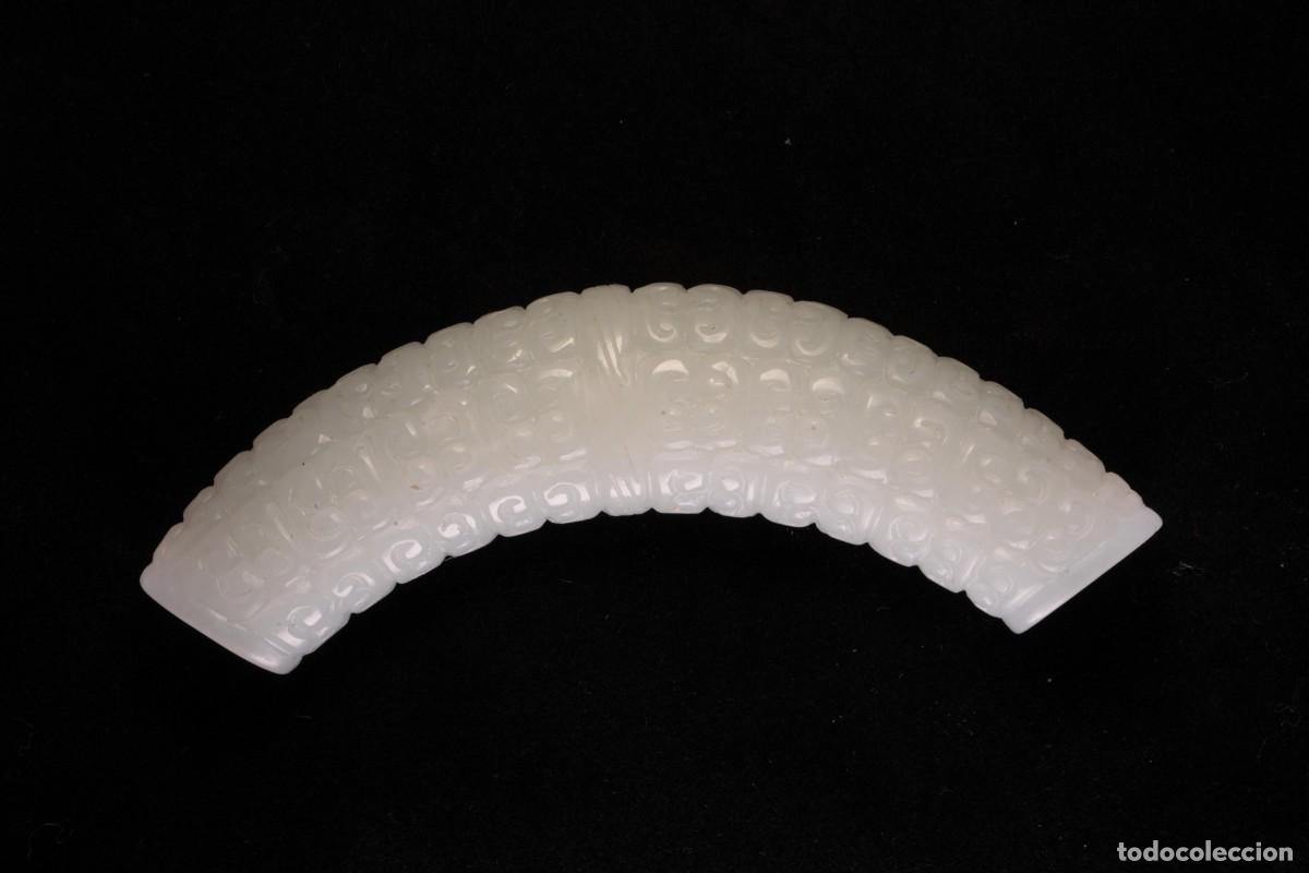 Arte: Tubo curvado ornamental de jade blanco, periodo de las Primaveras y Oto&ntilde;os, China (770&ndash;476 a. C.)