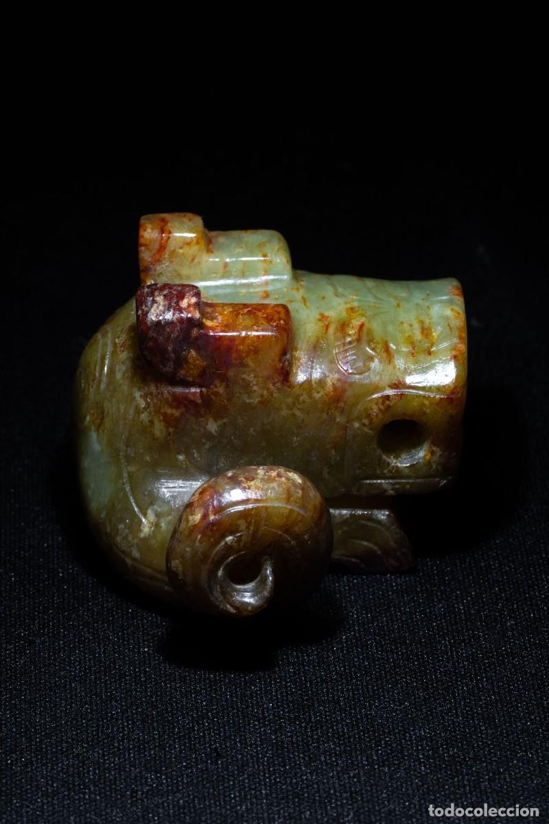 Arte: Drag&oacute;n de jade con cola enroscada, periodo Shang a Zhou del Oeste, China (ca. 1200&ndash;1046 a. C.)