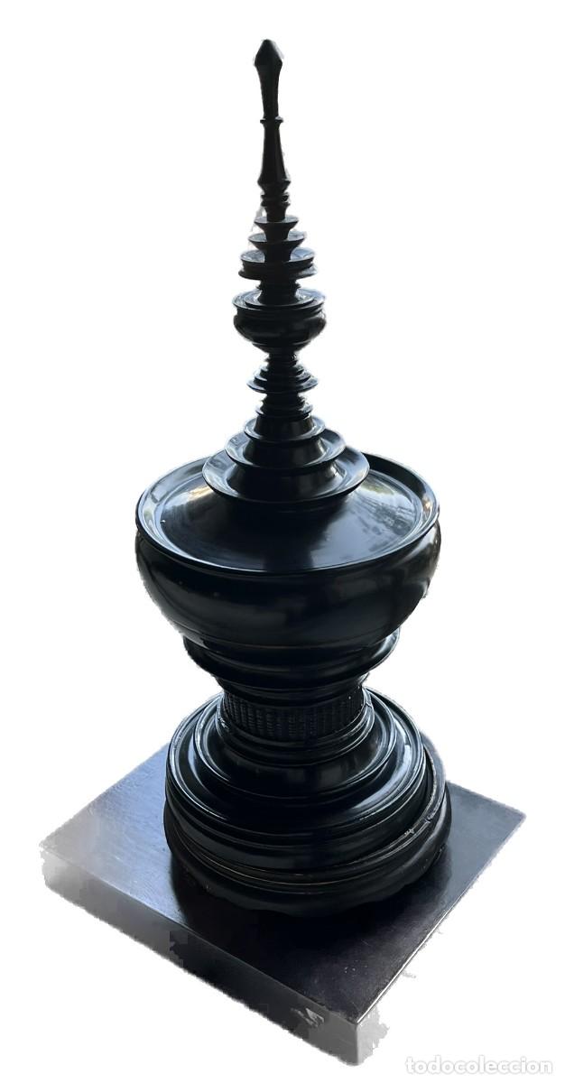 Art: Vasija de ofrendas birmana en laca (hsun ok). Arte budista. Birmania, siglo XX. 48 cm