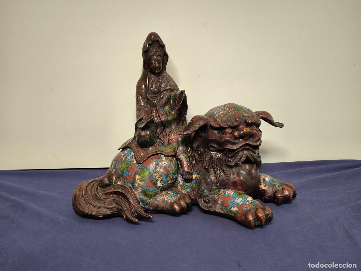 Arte: GUAN YIN SOBRE PERRO FOO EN BRONCE Y CLOISONNE.EPOCA S.XIX