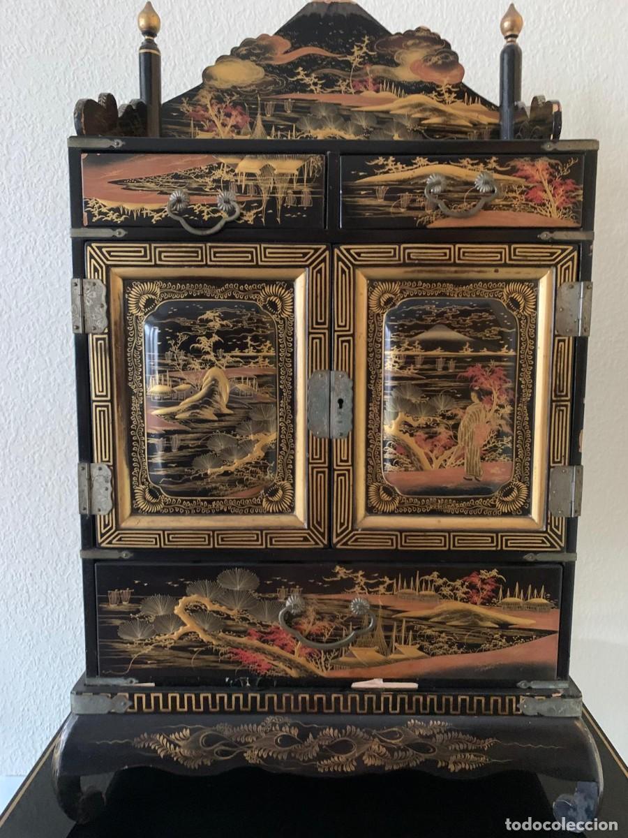 Arte: Mueble joyero de laca estilo chinoiserie con peana