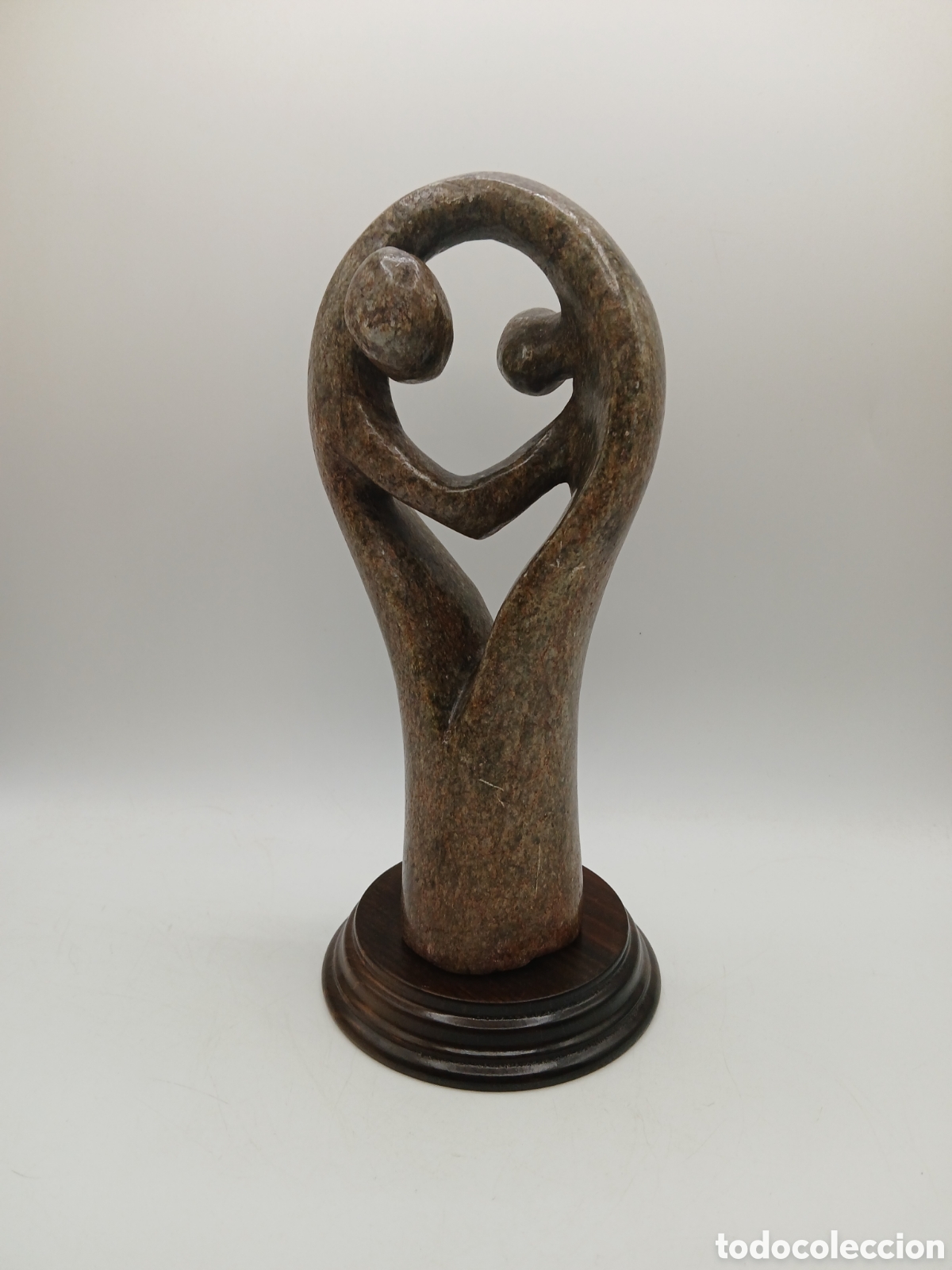 Arte: Escultura piedra Shona Zimbabue base madera. Pareja abrazada