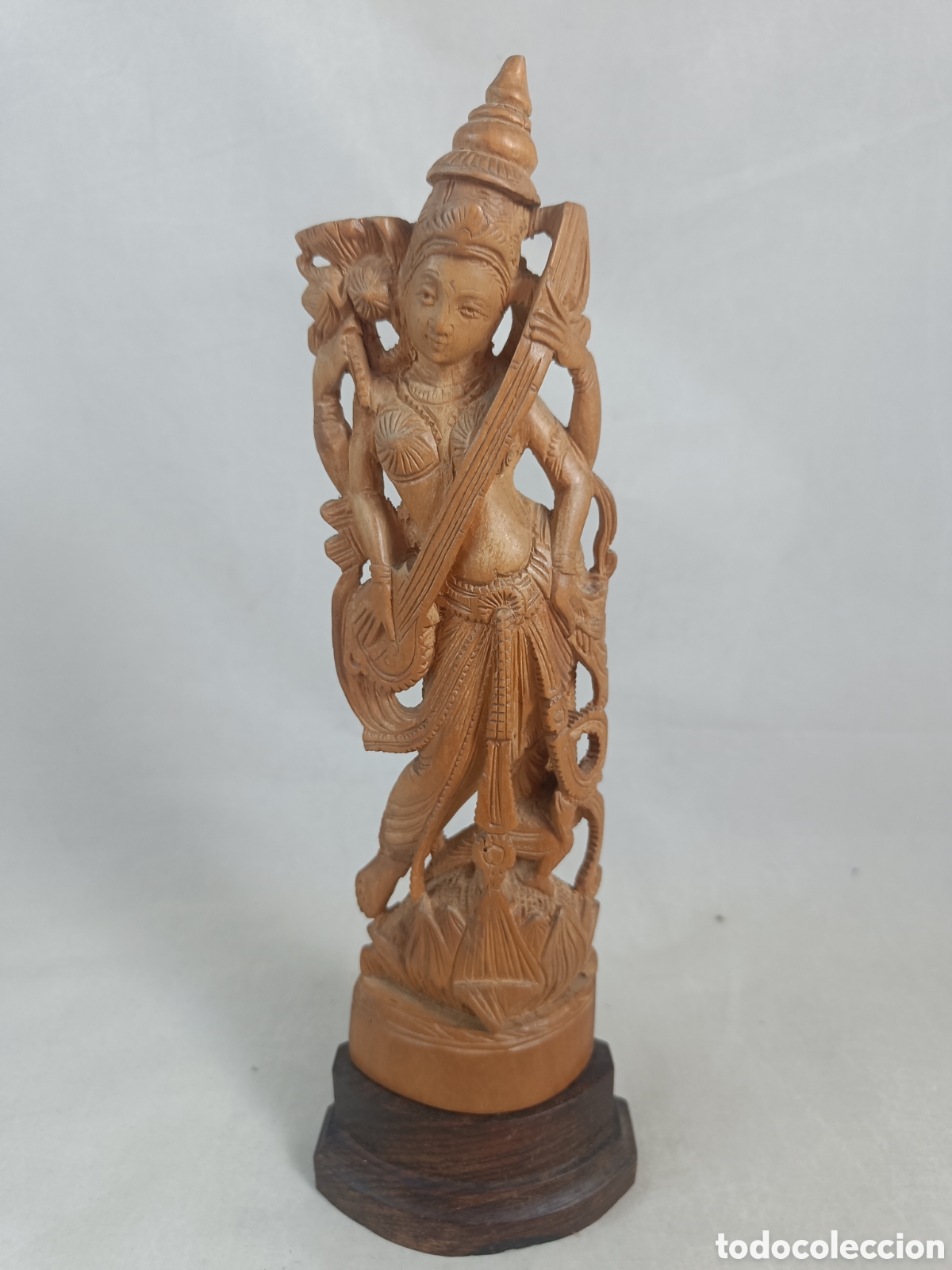 Arte: ESCULTURA DE MADERA TALLADA REPRESENTACI&Oacute;N DE LA DIOSA SARASWATI. INDIA.