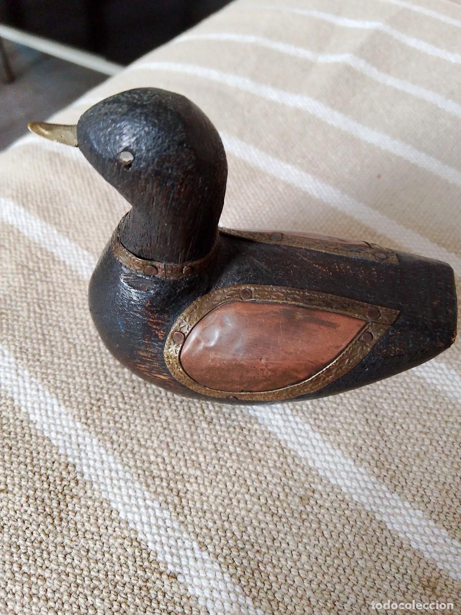 Arte: Pato madera con incrustaciones lat&oacute;n y cobre. India.